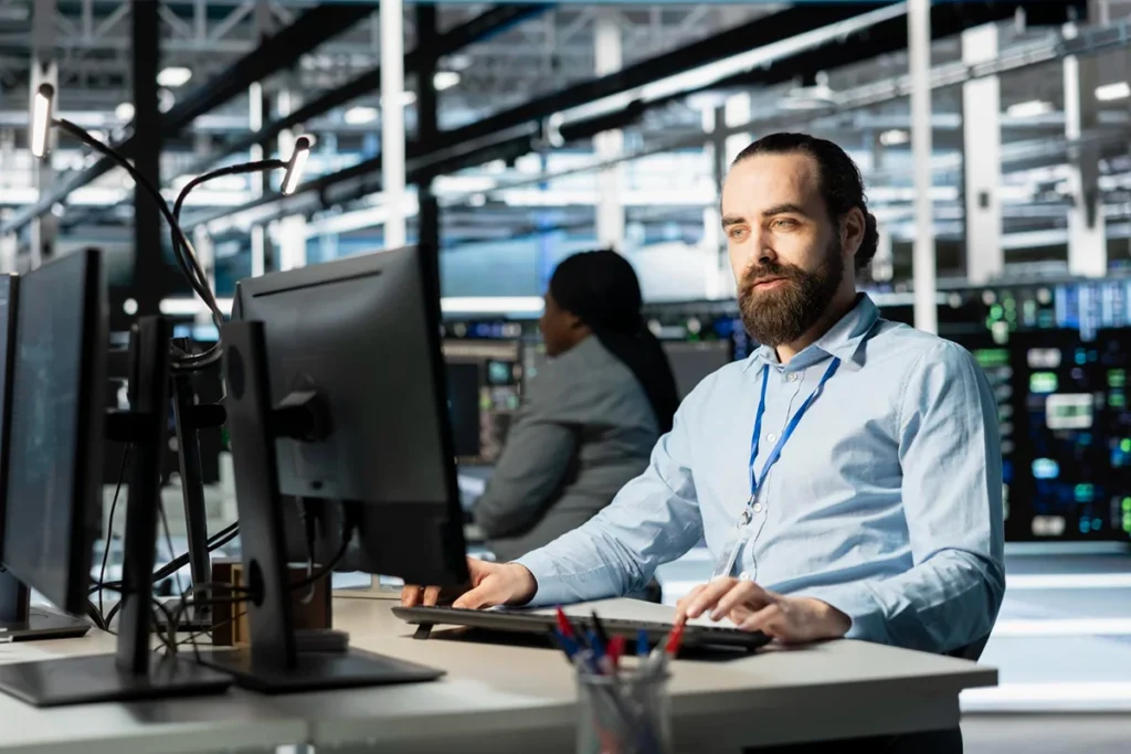 Especialista em TI realizando suporte técnico em infraestrutura de rede corporativa.